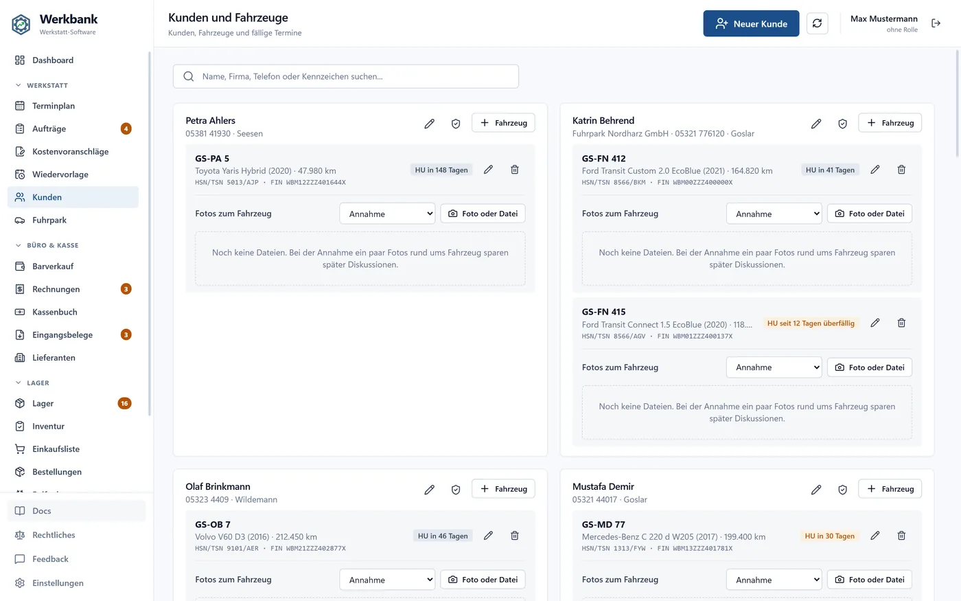 Kundenkarten in Werkbank ERP, je Karte die Anschrift und darunter die Fahrzeuge mit Kennzeichen, Modell und einer Marke zur nächsten Hauptuntersuchung.
