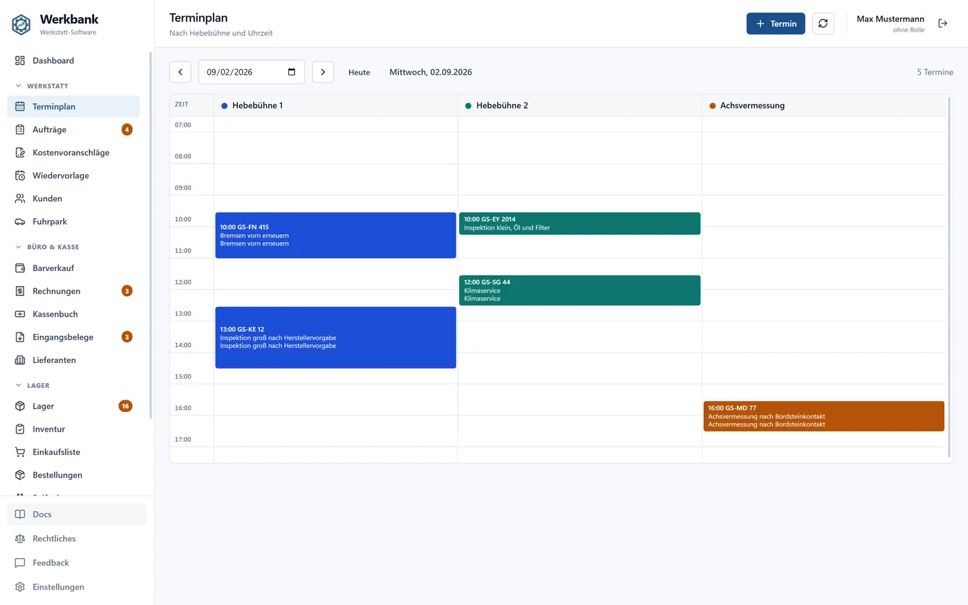 Terminplan als Tagesraster: links die Uhrzeiten, oben die Arbeitsplätze Hebebühne 1, Hebebühne 2 und Achsvermessung, dazwischen farbige Termine mit Kennzeichen und Arbeit.